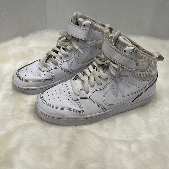 Nike 🏀 Court Borough Mid 2, Kids Size 7Y (fits woman’s 8.5) - Picture 1 of 11